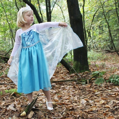 Voordeelpakket Frozen Elsa jurk + kroon + staf + Frozen handschoenen + Elsa vlecht (Prinsessenjurk.nl)
